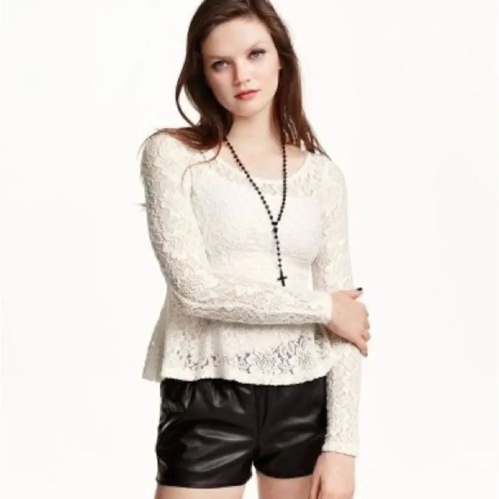 ✨ H&M, Divided White Peplum Top✨